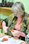 Участница тканевой арт-терапии выполняет задание