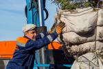 Покинуть кузов им помогают рабочие