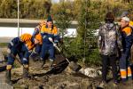 Несмотря на механизацию труда, без лопат не обойтись
