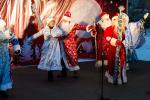 Нечасто увидишь на одной сцене столько Дедов Морозов и Снегурочек!