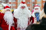 Деды Морозы охотно фотографируются со всеми желающими