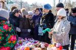 Поздравив омичей, мэр Оксана Фадина и спикер горсовета Владимир Корбут прогулялись по ярмарке