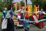 На детской площадке с малышами играют участницы объединения «Зайкины сказки»