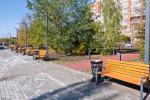 Вдоль обновленных дорожек появились скамейки, урны, фонари