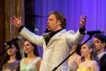 Евгений Романов и все участники концерта завершают программу «Заздравной» Исаака Дунаевского