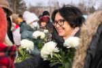 Директор музея Фарида Буреева делится белыми хризантемами с коллегами