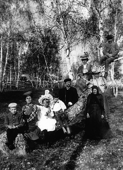 Горожане на прогулке в окрестностях Омска, 1908 год