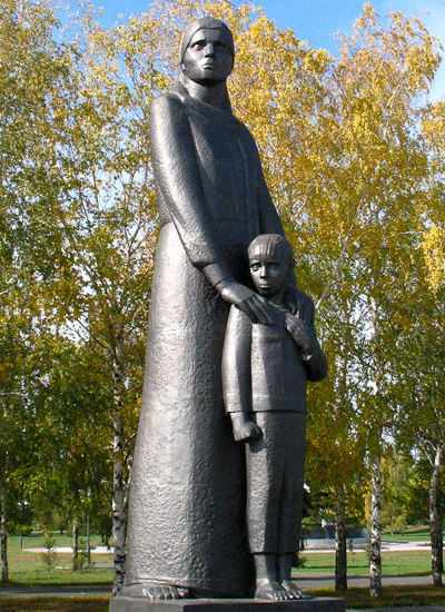 Park zu Ehre des dreißigjährigen Jubiläums des Sieges im Krieg. Sibirische Mutter