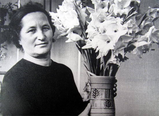 Цветовод-любитель А.И. Сулимова. 1970-е