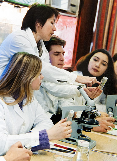 Laboruntersuchungen in Omsker Pädagogischen Universität