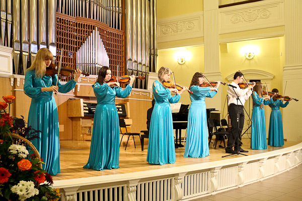在鄂木斯克管风琴堂举行的小提琴家比赛