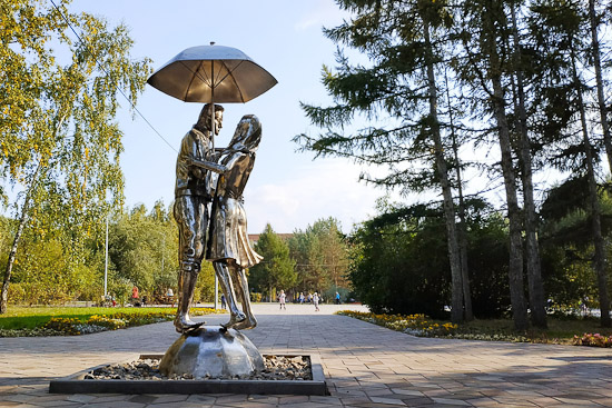  В центре сквера Молодоженов — фонтан в виде скульптуры влюбленных 