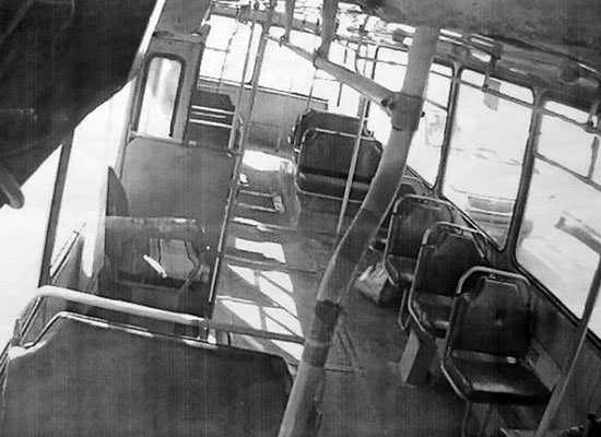 Салон троллейбуса на конечной остановке: кадр системы видеонаблюдения