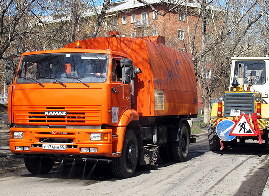 Работа дорожной техники в Советском округе Омска