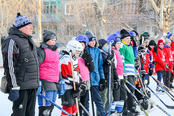 Ежегодно для юных любителей хоккея зимой в Омске заливают более 100 площадок