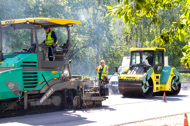 Дороги ремонтируют по муниципальным программам «Формирование комфортной городской среды» и «Развитие дорожного хозяйства и транспортной системы», а также в рамках нацпроекта «Безопасные качественные дороги», Омск
