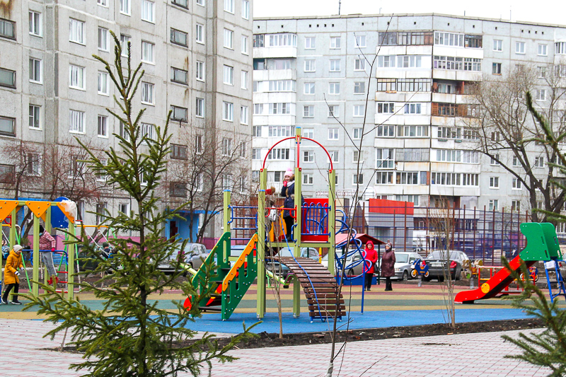 На обновленной территории у Дома Дружбы среди прочего появилась и современная детская площадка, Омск