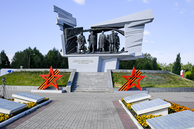 Памятник омичам — труженикам тыла, выполненный из бетона и меди, Омск