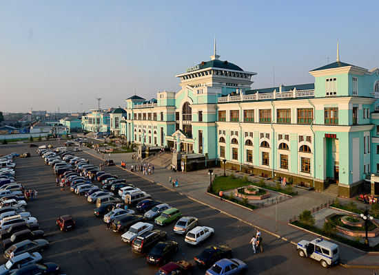 Площадь у железнодорожного вокзала