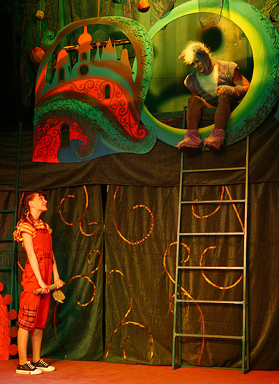 Szene aus dem Schauspiel nach Motiven des Märchens von Lewis Karrol „Alice im Zauberland“
